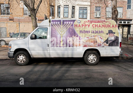 Un Chabad Lubavitch Mitzvà serbatoio con una foto del Lubavutcher Rebbe & saluti Channukah parcheggiato su Eastern Parkway in Crown Heights Brooklyn, New York Foto Stock