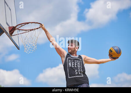 Giocatore di basket in azione volare alto e le rigature Foto Stock