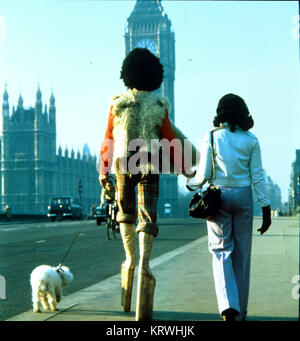 Matura in 70s outfit, piattaforma scarpe, Inghilterra, Gran Bretagna Foto Stock