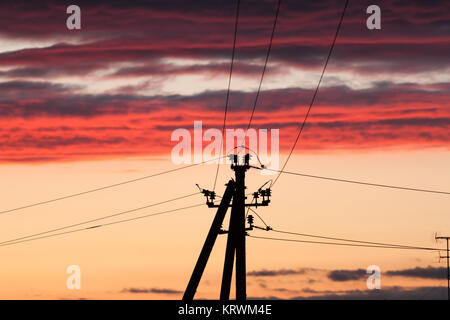 Linea elettrica contro il cielo colorato al tramonto Foto Stock