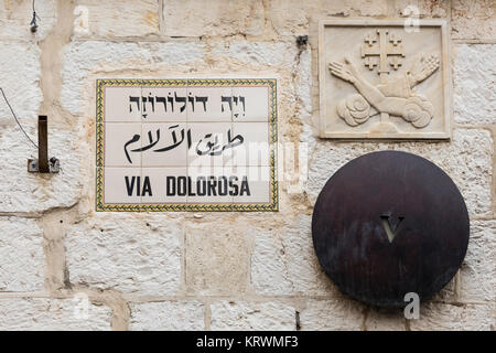 V stazione des Leidesweges Gesù, la Via Dolorosa, Gerusalemme, Israele, V stazione della Via della sofferenza di Gesù, la Via Dolorosa, Gerusalemme, Israele Foto Stock