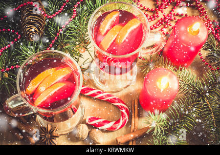 Natale vin brulé. Vintage tonica e tracciata la caduta della neve effetto. Foto Stock