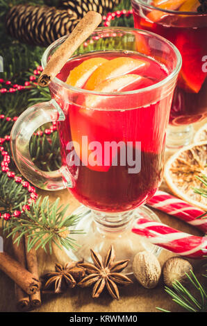 Natale Vin Brulé, spezie e Xmas rami di alberi. Vintage tonica. Foto Stock