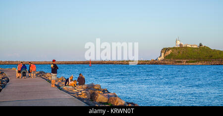 Australia, Nuovo Galles del Sud, porto di Newcastle, vista del faro Nobbys dal naufragio passeggiata sulla scogliera di Stockton Foto Stock