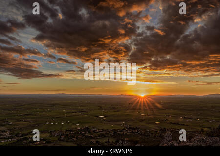 Alba da una montagna vicino alla Sierra de Fuentes. Spagna. Foto Stock