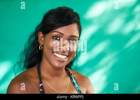 Felice Latina ragazza giovane nero Donna sorridente Foto Stock