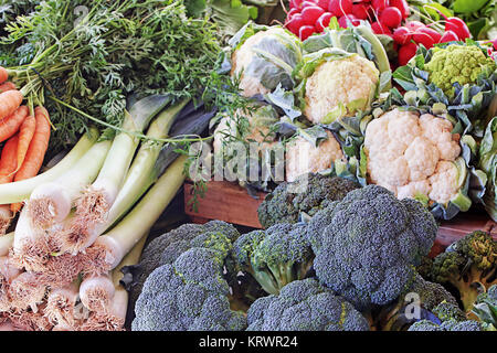 verdure varie al mercato agricolo Foto Stock