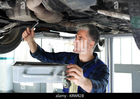 Il meccanico in officina. meccanico il lavoro in officina Foto Stock