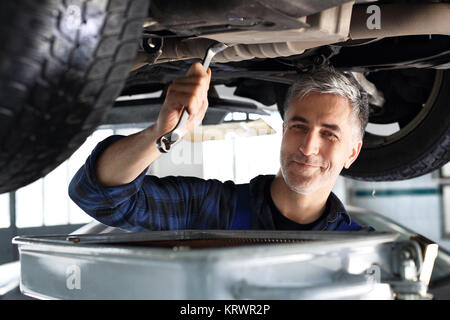 meccanico in officina. un meccanico di automobile che lavora in officina Foto Stock