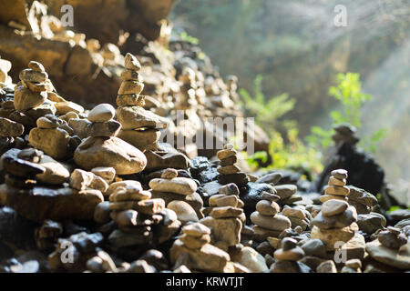 Stack di pietre in equilibrio in outdoor Foto Stock