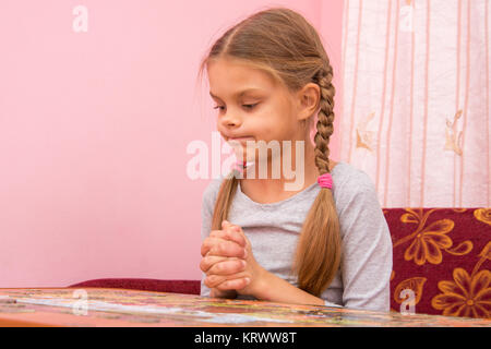 Ragazza divertente pensato busbana francese guance raccolta foto del puzzle Foto Stock