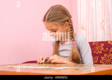 Ragazza lieto di raccogliere l immagine del puzzle Foto Stock