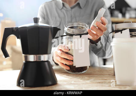 Barista prepara il caffè. pressione caffettiera caffè. bollitore per caffè Foto Stock