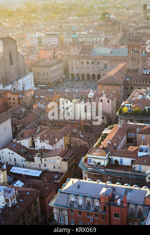 Vista di case e di piazza Maggiore a Bologna la città Foto Stock