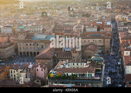 Street con la gente e la piazza maggiore di Bologna Foto Stock