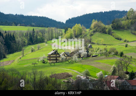 Idillica vista rurale di rotolamento delicatamente patchwork farmland Foto Stock