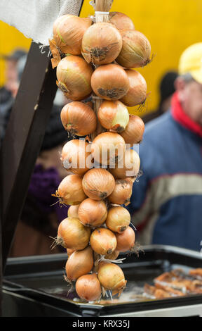 Treccia di cipolla su agricoltore mercato agricolo Foto Stock