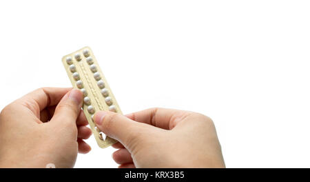 Donna mano prendendo il controllo delle nascite pillole. Asian donna adulta holding pack di pillole contraccettive isolato su sfondo bianco con percorso di clipping. La scelta di Foto Stock