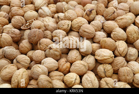 Tutta le noci in nutshells close up Foto Stock