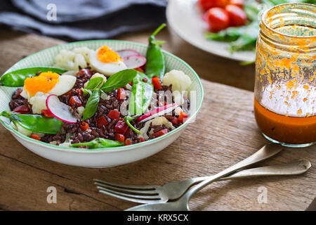 Riso con uova sode e neve insalata di piselli Foto Stock