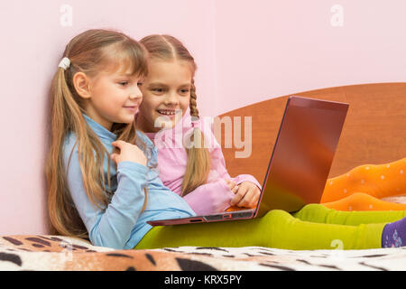 Due ragazze guardare qualcosa di divertente per i notebook Foto Stock