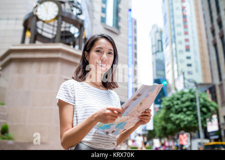 Donna che utilizza una mappa della città di Hong Kong Foto Stock