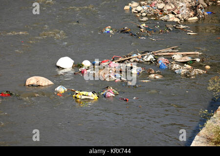 Bloccato in plastica in un fiume e accumulare Foto Stock