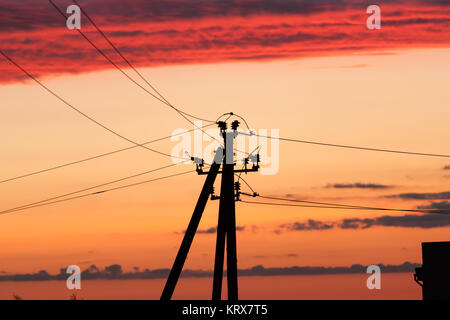 Linea elettrica contro il cielo colorato al tramonto Foto Stock