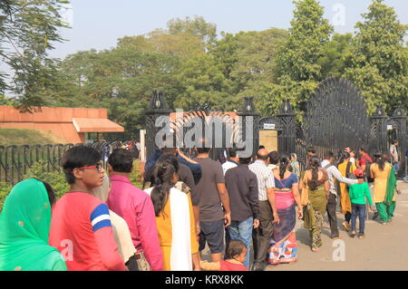 La gente in coda per entrare Lotus tempio in New Delhi India Foto Stock