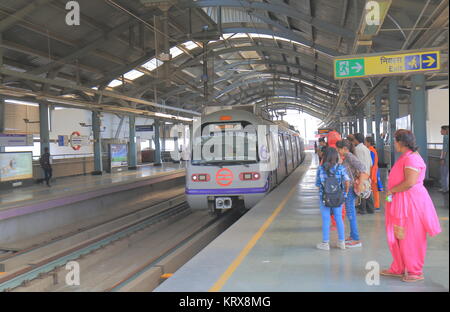 La gente viaggia in metropolitana a Kalkaji Mandir la stazione della metropolitana di New Delhi, India Foto Stock