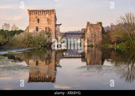 Rovine del ponte riflessioni a Borghetto Valeggio sul Mincio nei pressi di Mantova, Italia Foto Stock