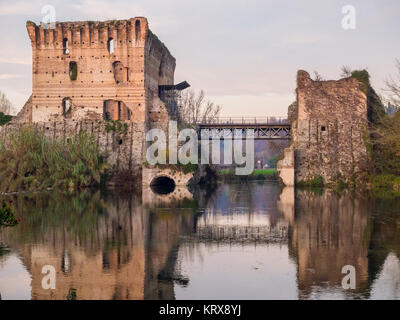 Rovine del ponte riflessioni a Borghetto Valeggio sul Mincio nei pressi di Mantova, Italia Foto Stock