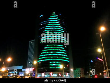 Beijin, Beijin, Cina. Xx Dec, 2017. La mostra di illuminazione di un gigantesco albero di Natale nel Distretto Haidian di Pechino. Credito: SIPA Asia/ZUMA filo/Alamy Live News Foto Stock