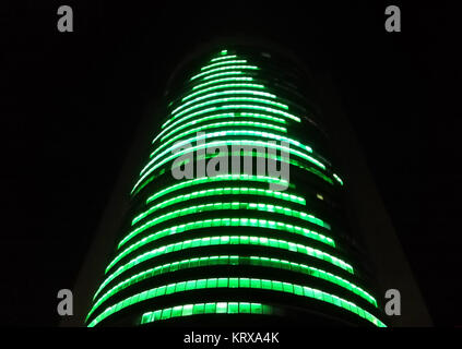 Beijin, Beijin, Cina. Xx Dec, 2017. La mostra di illuminazione di un gigantesco albero di Natale nel Distretto Haidian di Pechino. Credito: SIPA Asia/ZUMA filo/Alamy Live News Foto Stock