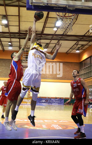 Sarajevo, Bosnia ed Erzegovina. Xx Dec, 2017. Maksim Sturanovic di Bosna Royal (C) va fino al cestello durante l'ABA League 2 10 round della stagione regolare corrispondenza tra Bosna Royal e Borac a Sarajevo, Bosnia ed Erzegovina, il 20 dicembre, 2017. Borac beat Bosna Royal 88-84. Credito: Haris Memija/Xinhua/Alamy Live News Foto Stock