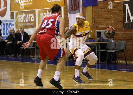 Sarajevo, Bosnia ed Erzegovina. Xx Dec, 2017. Cory Brandford (R) di Bosna Royal compete durante l'ABA League 2 10 round della stagione regolare corrispondenza tra Bosna Royal e Borac a Sarajevo, Bosnia ed Erzegovina, il 20 dicembre, 2017. Borac beat Bosna Royal 88-84. Credito: Haris Memija/Xinhua/Alamy Live News Foto Stock