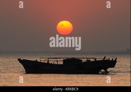 Qingdao, Qingdao, Cina. Xx Dec, 2017. Sunset scenario della baia di Jiaozhou a Qingdao, Cina orientale della provincia di Shandong. Credito: SIPA Asia/ZUMA filo/Alamy Live News Foto Stock