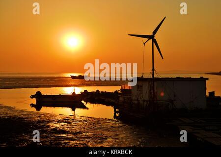 Qingdao, Qingdao, Cina. Xx Dec, 2017. Sunset scenario della baia di Jiaozhou a Qingdao, Cina orientale della provincia di Shandong. Credito: SIPA Asia/ZUMA filo/Alamy Live News Foto Stock