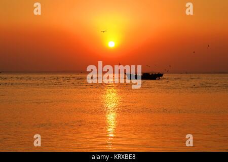 Qingdao, Qingdao, Cina. Xx Dec, 2017. Sunset scenario della baia di Jiaozhou a Qingdao, Cina orientale della provincia di Shandong. Credito: SIPA Asia/ZUMA filo/Alamy Live News Foto Stock