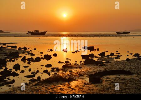 Qingdao, Qingdao, Cina. Xx Dec, 2017. Sunset scenario della baia di Jiaozhou a Qingdao, Cina orientale della provincia di Shandong. Credito: SIPA Asia/ZUMA filo/Alamy Live News Foto Stock