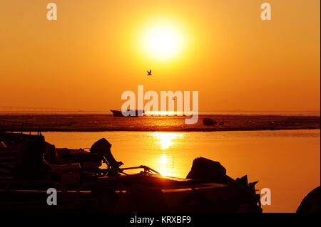 Qingdao, Qingdao, Cina. Xx Dec, 2017. Sunset scenario della baia di Jiaozhou a Qingdao, Cina orientale della provincia di Shandong. Credito: SIPA Asia/ZUMA filo/Alamy Live News Foto Stock