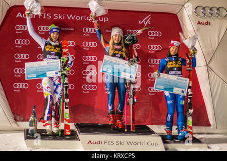 Courchevel, Francia. Xx Dec, 2017. Presentazione sul podio con il vincitore Mikaela Shiffrin NEGLI STATI UNITI D' AMERICA, Petra Vlhova della Slovacchia al 2° posto, Irene Curtoni di Italia 3 sul podio - slalom parallelo di Courchevel Ladies Ski World Cup 2017 Credit: Fabrizio Malisan/Alamy Live News Foto Stock