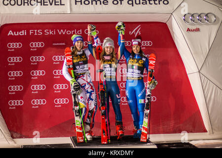 Courchevel, Francia. Xx Dec, 2017. Presentazione sul podio con il vincitore Mikaela Shiffrin NEGLI STATI UNITI D' AMERICA, Petra Vlhova della Slovacchia al 2° posto, Irene Curtoni di Italia 3 sul podio - slalom parallelo di Courchevel Ladies Ski World Cup 2017 Credit: Fabrizio Malisan/Alamy Live News Foto Stock