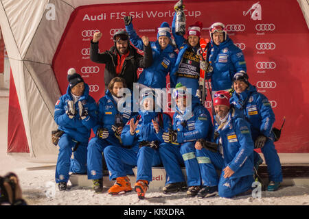 Italian Ski Team è soddisfatto dopo il grande podio risultati da Irene Curtoni e Manuela Moelgg a Courchevel Slalom gigante e slalom parallelo valido per l'Audi FIS Coppa del Mondo di Sci Alpino 2017 / 2018 Foto Stock