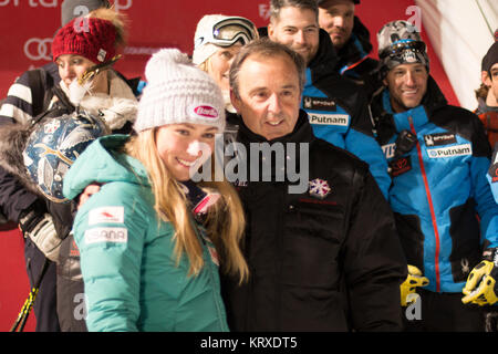 Courchevel, Francia. Xx Dec, 2017. Mikaela Shiffrin con Philippe Mugnier, maire di Courchevel, presa dopo la sua vittoria in Audi di Coppa del Mondo di sci femminile di Slalom gigante e slalom parallelo. Mikaela Shiffrin negli Stati Uniti d' America vincitore di slalom parallelo di Courchevel Ladies Ski World Cup 2017 Credit: Fabrizio Malisan/Alamy Foto Stock