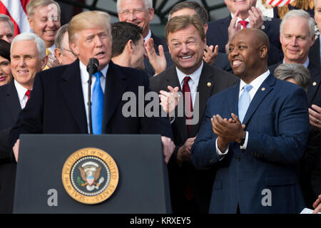 Altoparlante della casa Paolo Ryan, il Repubblicano del Wisconsin, centro sinistra, negli Stati Uniti il senatore Dean Heller, Repubblicano del Nevada, centro e Stati Uniti il senatore Tim Scott, il repubblicano della Carolina del Sud, centro destra, ridere come presidente degli Stati Uniti Trump parla di South Lawn della casa bianca circondata da Stati Uniti Vice Presidente Mike Pence e repubblicano membri del Congresso dopo il Congresso degli Stati Uniti ha superato i repubblicano sponsorizzato la riforma fiscale bill, il 'tagli fiscali e posti di lavoro atto " di Washington, DC, Dicembre 20th, 2017. Credito: Alex Edelman/CNP /MediaPunch Foto Stock