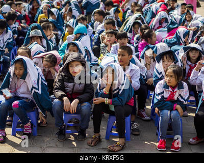 Hanoi, Hanoi, Vietnam. Xxi Dec, 2017. Bambini a un assembly nel Tempio della Letteratura, un tempio confuciano dedicate alla formazione e scienze umanistiche. È stato anche il Vietnam prima università nazionale. Il tempio è stato costruito in 1070 al momento dell'Imperatore LÃ½ ThÃ¡nh TÃ'ng. Si tratta di uno dei molti templi in Vietnam che è dedicato a Confucio, saggi e studiosi. Credit: Jack Kurtz/ZUMA filo/Alamy Live News Foto Stock