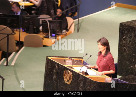 Onu, New York, Stati Uniti d'America. Xxi Dec, 2017. Prima Assemblea Generale delle Nazioni Unite vota su Gerusalemme, noi Nikki Haley detti fondi possono essere tagliati. Credito: Matthew Russell Lee/Alamy Live News Foto Stock