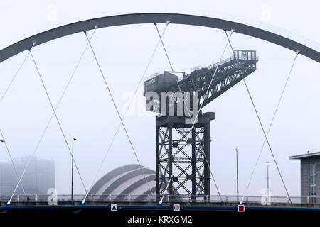 Glasgow, Scotland, Regno Unito. Xxi Dec, 2017. Il giorno più corto dell'anno, le temperature a Glasgow è sceso a zero determinando diffusa nebbia di congelamento in particolare sul fiume Clyde al Pacific Quay e campane Bridge e una chiara visibilità era ridotta a poche centinaia di metri di credito: Findlay/Alamy Live News Foto Stock