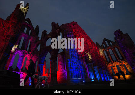 Ottobre 24, 2017 - Whitby, North Yorkshire, Regno Unito - Whitby Abbey il luogo di nascita di Bram Stoker accesa per Halloween. (Credito Immagine: © Charlotte Graham via ZUMA filo) Foto Stock